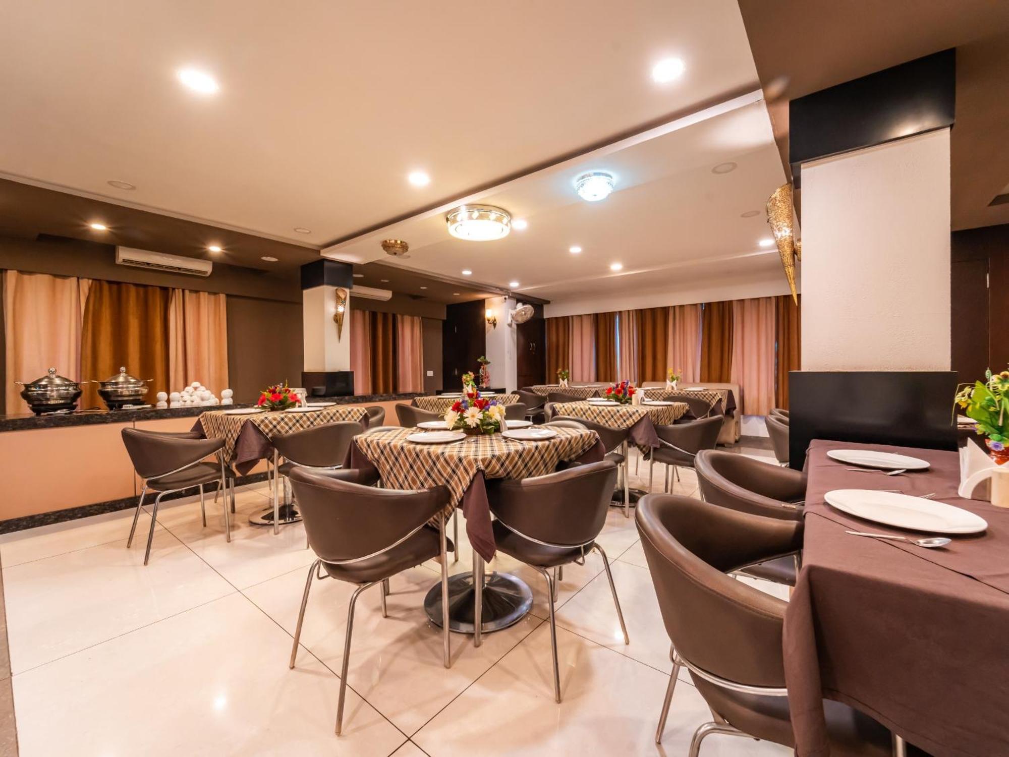 Hotel Signature Planet Indore Buitenkant foto