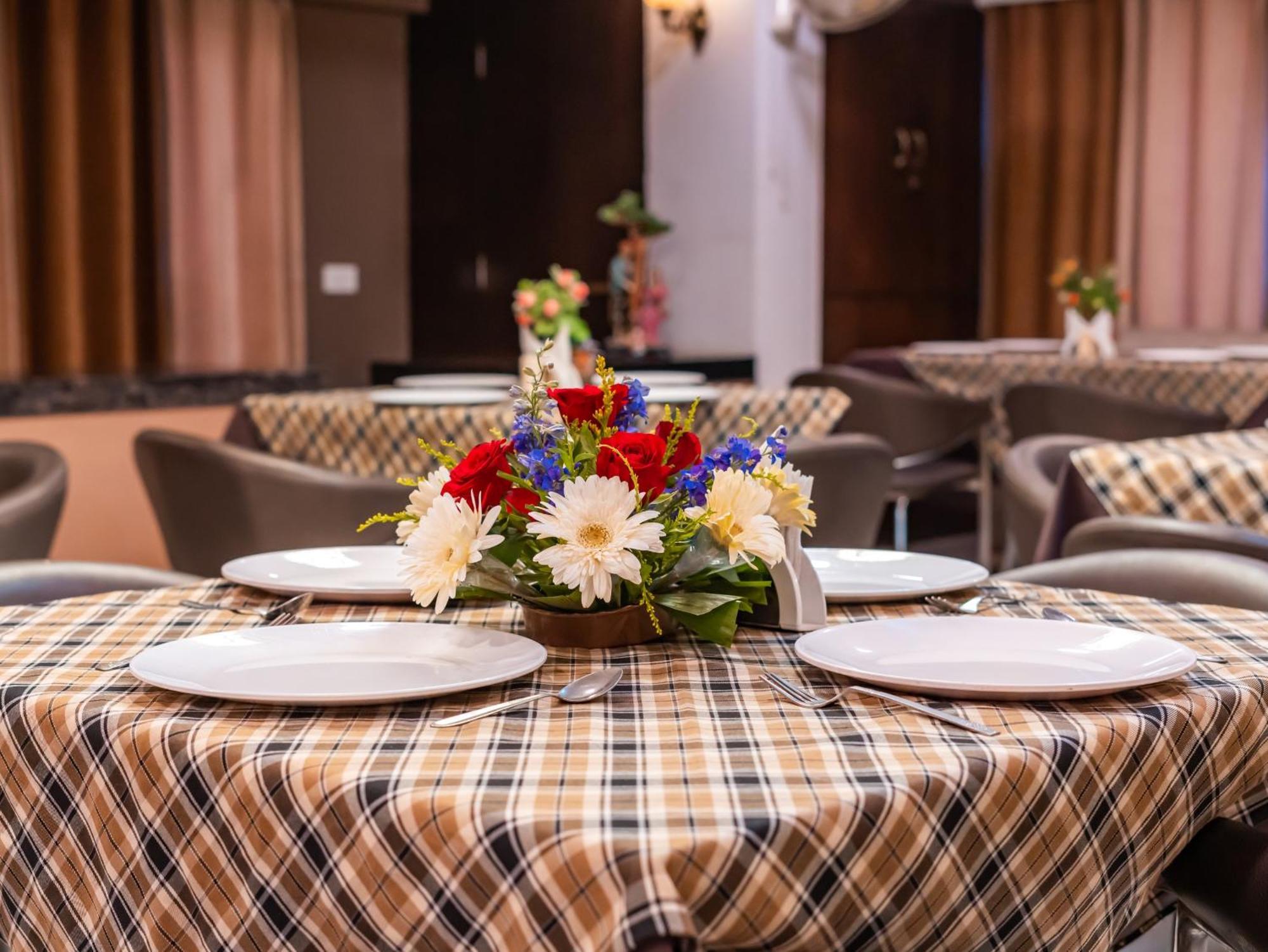 Hotel Signature Planet Indore Buitenkant foto