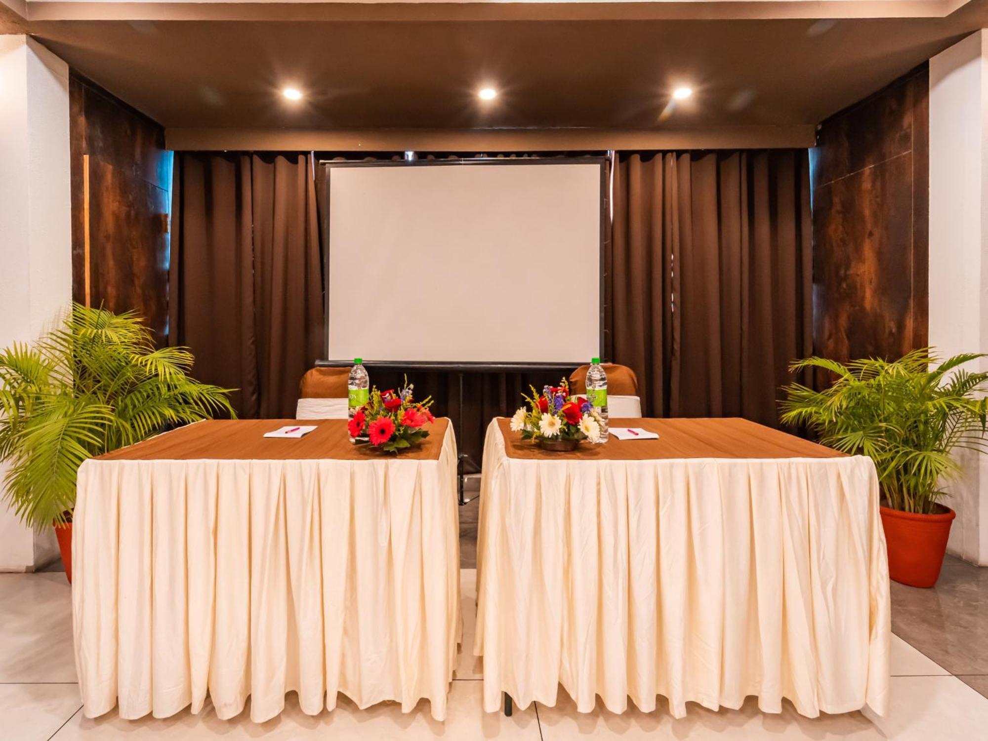 Hotel Signature Planet Indore Buitenkant foto