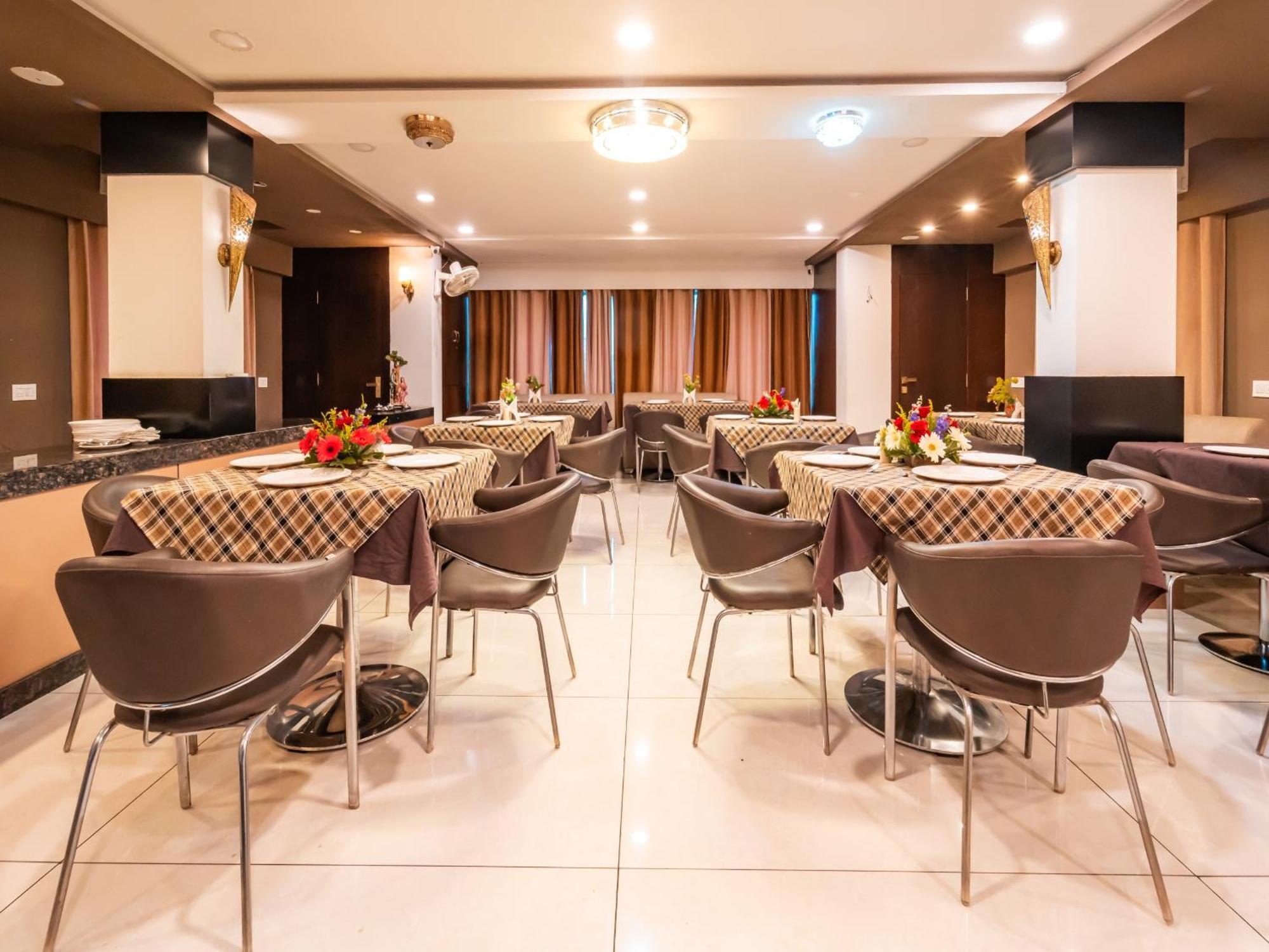 Hotel Signature Planet Indore Buitenkant foto