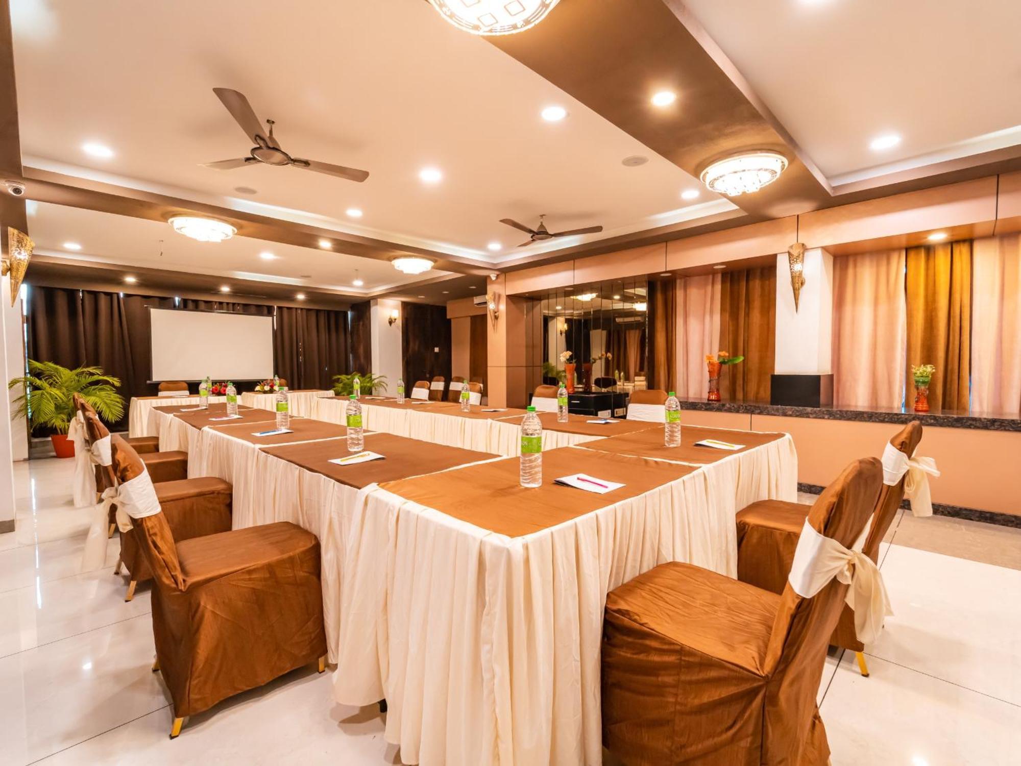 Hotel Signature Planet Indore Buitenkant foto